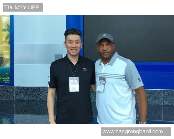 篮球明星与教练亲密合影展现团队精神与默契合作的精彩瞬间